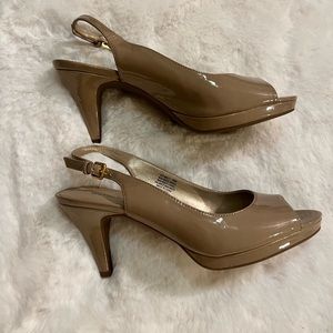 Bandolino taupe patent slingback heels